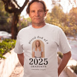 Modernes Arch Foto Proud Vater 2025 Graduate T-Shirt<br><div class="desc">Moderner Arch Foto Proud Vater 2025 Graduate. Besonders für Väter von Studierenden, die ihren Abschluss mit Stolz machen. Das Foto Ihres Abschlusses ist in einer Bogenform, und das Jahr groß und kühn, mit dem Namen des Absolventen. Personalisieren Sie den Text ganz nach Bedarf und ersetzen Sie das Foto durch eine...</div>