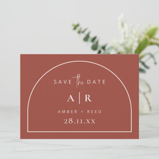 Modernes Arch Minimal Wedding Terracotta Script Save The Date (Stehend Vorderseite)