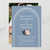 Modernes Arch Wedding Dusty Blue Pink Floral Foto Einladung (Vorne/Hinten)