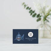 Modernes Barbier-Stahl-Shark-Logo Qr-Code Visitenkarte (Stehend Vorderseite)