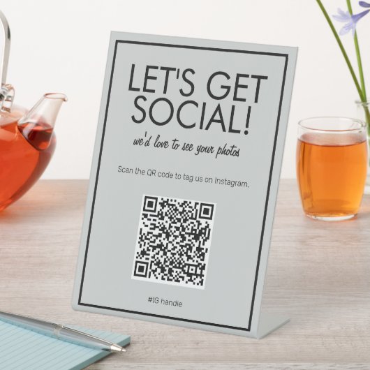 Modernes Basic Graue Social Media QR Code Table Si Sockelschild (In Situ)