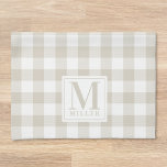 Modernes Bauernhaus Beige Buffalo Karo Monogram Geschirrtuch<br><div class="desc">Handtuch im Bauernstil mit personalisiertem Monogramm und Familienname auf beige Büffel Karo/kariertem Muster.</div>