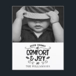 Modernes Bauernhaus | Schwarz-Weiß-Haushaltskarte<br><div class="desc">Modernes Bauernhaus | Schwarz und Weiß Foto Budget Weihnachtskarte - Was für eine schöne Art, um Ihre Feiertage in diesem Jahr zu versenden. Die Weihnachtskarte zeigt Ihr schönes Foto mit handgeschriebener Typografie, die "Good Tidings of " Comfort & Joy" ausliest. Unser hochwertiges Template macht es Ihnen so einfach, Ihren Magneten...</div>