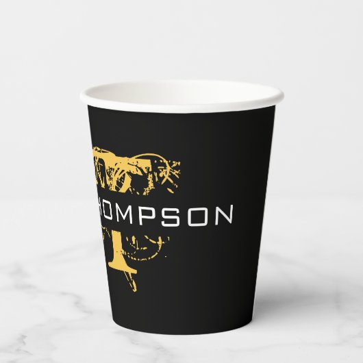 Modernes, bedrücktes Schwarz/Gold-Mit Monogramm Pappbecher (Rückseite)