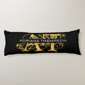 Modernes, bedrücktes Schwarz/Gold-Mit Monogramm Seitenschläferkissen (Rückseite)