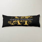 Modernes, bedrücktes Schwarz/Gold-Mit Monogramm Seitenschläferkissen (Vorderseite)