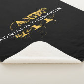 Modernes, bedrücktes Schwarz/Gold-Mit Monogramm Sherpadecke (3/4)