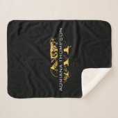 Modernes, bedrücktes Schwarz/Gold-Mit Monogramm Sherpadecke (Vorderseite (Horizontal))