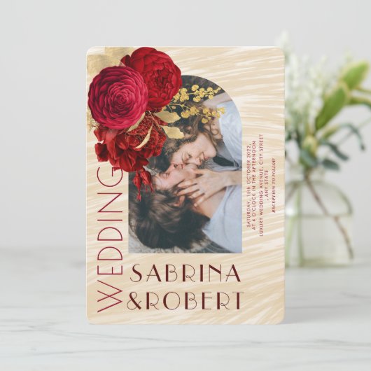 Modernes Beige Burgunder Blumenarschenhochzeit Fot Einladung (Stehend Vorderseite)