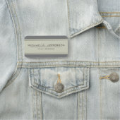Modernes Beige, elegantes Deep Gray: Chic Beruflic Namensschild (Beispiel)
