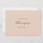 Modernes Beige 'Little Surprise' Foto Schwangersch Ankündigung (Vorderseite)
