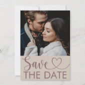 Modernes Beige & Maroon Foto & Herz Save the Date (Vorderseite)