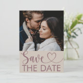 Modernes Beige & Maroon Foto & Herz Save the Date (Stehend Vorderseite)