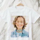Modernes, benutzerdefiniertes Foto Geburtstagsgrüß T-Shirt<br><div class="desc">Design ist modern und einfach. Fügen Sie ein benutzerdefiniertes Foto des Geburtstagsfeiers hinzu und fügen Sie seinen Namen hinzu,  fügen Sie eine benutzerdefinierte Nachricht hinzu</div>