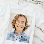 Modernes, benutzerdefiniertes Foto Geburtstagsgrüß T-Shirt<br><div class="desc">Design ist modern und einfach. Fügen Sie ein benutzerdefiniertes Foto des Geburtstagsfeiers hinzu und fügen Sie seinen Namen hinzu,  fügen Sie eine benutzerdefinierte Nachricht hinzu</div>