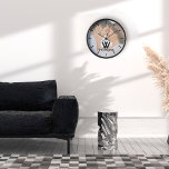 Modernes, benutzerdefiniertes Foto Monogram Uhr<br><div class="desc">Dieses Stück ist ein personalisiertes, modernes und selbst angepasstes Design. Es enthält ein Foto, das der Kunde durch ein eigenes Foto, einen Namen und eine Monogramm-Initiale ersetzt. Es ist perfekt für jedes Paar oder jede Familie. ***WICHTIGE HINWEIS FÜR DESIGN: Für individuelle Designanfragen, wie zum Beispiel passende Produkte, Farbänderungen, Platzierungsänderungen oder...</div>