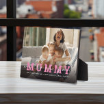 Modernes, benutzerdefiniertes Foto-Script 'We Lieb Fotoplatte<br><div class="desc">Erstellen Sie Ihr eigenes Foto Geschenk für Mutter dieses Muttertagsgeschenk. Dieses moderne Design verfügt über ein Foto Ihrer Wahl, ein dunkles Overlay am unteren Rand mit fett rosa Text MUMMY kombiniert mit elegantem, weißem Drehbuch "Wir Liebe Sie" über die Oberseite. Passen Sie dieses Produkt an, indem Sie eine Nachricht und...</div>