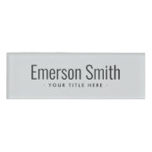 Modernes beruflich-hellgraues Magnetfeld Namenschild (Vorderseite)