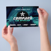 Modernes berufliches Auto mit Angaben zum Flyer (Handgriff)