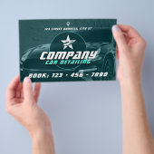 Modernes berufliches Auto mit Angaben zum Flyer (Handgriff)