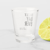 Modernes Best Day Ever Gastgeschenk Hochzeit Shoot Schnapsglas (Rückseite)