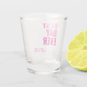 Modernes Best Day Ever Gastgeschenk Hochzeit Shoot Schnapsglas (Rückseite)