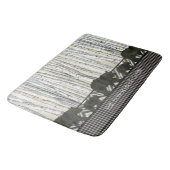 Modernes Birken-Waldhäuschen trägt karierten Badematte (Schrägansicht)