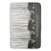 Modernes Birken-Waldhäuschen trägt karierten Badematte (Vorderseite Vertikal)