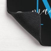 Modernes Black Blue Monogram Elegante Girly Script Mousepad (Ecke)