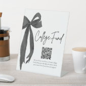 Modernes Black Bow QR Code Uni Fund Abschluss Sockelschild (In SItu)