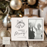 Modernes Black Bow Verheiratet & Merry Vertical Fo Feiertagskarte<br><div class="desc">Feiern Sie Ihr erstes Weihnachtsfest zusammen mit unserer Verheirateten und fröhlichen Weihnachtskarte - Bells Illustration, mit eleganten, mit einem Bogen gefesselten Glocken und gepaart mit Ihrem Lieblings-Foto. Dieses zeitlose Design ist der perfekte Weg, neue Freuden während der Ferienzeit zu teilen. Die Karte ist auf hochwertigen Pkw gedruckt und zeichnet sich...</div>