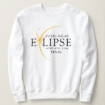 Modernes Black & Gold 2024 Texas Total Solar Eclip Sweatshirt<br><div class="desc">Mit dem neuen Texas Total Solar Eclipse Custom T - Shirt präsentiert sich das Shirt als stilvolles und gedankliches Element für dieses außergewöhnliche Ereignis, das die Eleganz und Spannung der totalen Sonnenfinsternis erfasst. Das Jahr 2024 wird zusammen mit der Lage von Texas kühn angezeigt und dient als zeitloser Pfeiler dieses...</div>