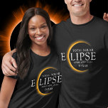 Modernes Black & Gold 2024 Texas Total Solar Eclip T-Shirt<br><div class="desc">Mit dem neuen Texas Total Solar Eclipse Custom T - Shirt präsentiert sich das Shirt als stilvolles und gedankliches Element für dieses außergewöhnliche Ereignis, das die Eleganz und Spannung der totalen Sonnenfinsternis erfasst. Das Jahr 2024 wird zusammen mit der Lage von Texas kühn angezeigt und dient als zeitloser Pfeiler dieses...</div>