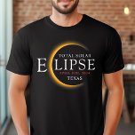 Modernes Black & Gold 2024 Texas Total Solar Eclip T-Shirt<br><div class="desc">Mit dem neuen Texas Total Solar Eclipse Custom T - Shirt präsentiert sich das Shirt als stilvolles und gedankliches Element für dieses außergewöhnliche Ereignis, das die Eleganz und Spannung der totalen Sonnenfinsternis erfasst. Das Jahr 2024 wird zusammen mit der Lage von Texas kühn angezeigt und dient als zeitloser Pfeiler dieses...</div>