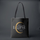 Modernes Black & Gold 2024 Texas Total Solar Eclip Tasche<br><div class="desc">Mit dem neuen Texas Total Solar Eclipse Custom T - Shirt präsentiert sich das Shirt als stilvolles und gedankliches Element für dieses außergewöhnliche Ereignis, das die Eleganz und Spannung der totalen Sonnenfinsternis erfasst. Das Jahr 2024 wird zusammen mit der Lage von Texas kühn angezeigt und dient als zeitloser Pfeiler dieses...</div>