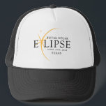 Modernes Black & Gold 2024 Texas Total Solar Eclip Truckerkappe<br><div class="desc">Mit dem neuen Texas Total Solar Eclipse Custom T - Shirt präsentiert sich das Shirt als stilvolles und gedankliches Element für dieses außergewöhnliche Ereignis, das die Eleganz und Spannung der totalen Sonnenfinsternis erfasst. Das Jahr 2024 wird zusammen mit der Lage von Texas kühn angezeigt und dient als zeitloser Pfeiler dieses...</div>