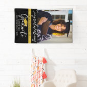 Modernes Black & Gold Class-Foto 2025 Grad Cap Banner (Insitu)