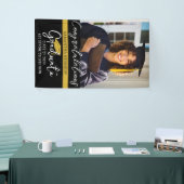 Modernes Black & Gold Class-Foto 2025 Grad Cap Banner (Messeveranstaltung)