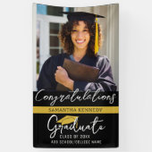 Modernes Black & Gold Class-Foto 2025 Grad Cap Banner (Vertikal)