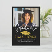 Modernes Black & Gold Class-Foto 2025 Grad Cap Einladung (Stehend Vorderseite)