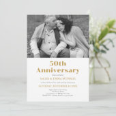 Modernes Black Gold Fünfzigjähriges Foto Einladung (Stehend Vorderseite)