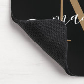 Modernes Black Gold Monogram Elegante Girly Script Mousepad (Ecke)