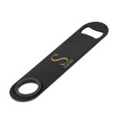 Modernes Black Gold Monogram Girly Elegantes Scrip Speed Flaschenöffner (Vorderseite Schrägansicht)