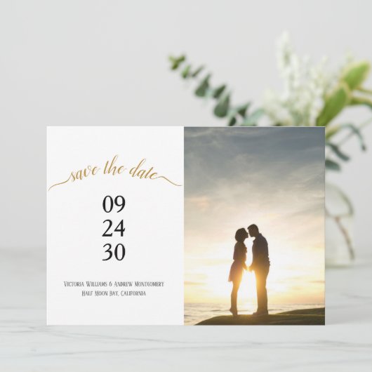 Modernes Black-Gold-Script-Hochzeitsskript-Foto Save The Date (Stehend Vorderseite)