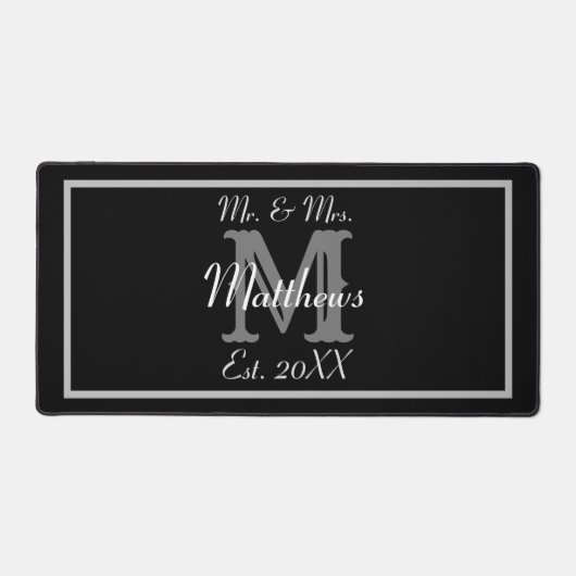 Modernes Black Mr. und Mrs. Name Wedding Schreibtischunterlage (Vorderseite)