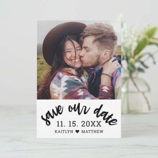 Modernes Black Script-Foto Minimalistisch Wedding Save The Date (Stehend Vorderseite)