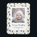 Modernes Black Script Niedlich Gold Black Geschenk Magnet<br><div class="desc">Senden Sie Ihren personalisierten und anpassbaren Urlaub an Freunde, Kollegen und Familie in einem einfachen, minimalistischen, eleganten, lustigen, festlichen und modernen Foto Magneten! Ein wunderschöner Rahmen mit einer Vielfalt an goldenen und schwarzen Weihnachtsgeschenken und Geschenken, die mit Bändern umhüllt Ihr Foto. Der Gruß " Fröhliche Weihnachten " ist in eleganter...</div>