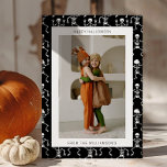 Modernes Black Spooky Skeleton Halloween-Foto Feiertagskarte<br><div class="desc">Senden Sie unheimliche Grüße mit dieser modernen Black Spooky Skeleton Halloween-Weihnachtskarte! Mit einem eleganten, minimalistischen Skelettdesign auf einem fett schwarzen Hintergrund, ist diese Karte perfekt geeignet für Halloween. Passen Sie es mit Ihrem Lieblings-Foto an, um eine personalisierte Touch zu schaffen, die Ihren Urlaub zu einem unvergesslichen Erlebnis macht. Ideal für...</div>