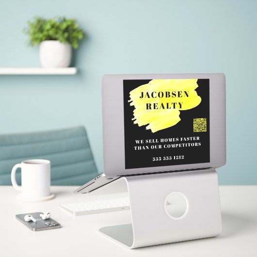 Modernes Black Yellow Business QR Code Marketing Aufkleber (Laptop auf Schreibtisch)