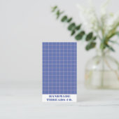 Modernes, blau-kariertes Muster QR-Code Visitenkarte (Stehend Vorderseite)